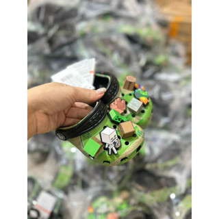 Sục bé trai gắn stick croc