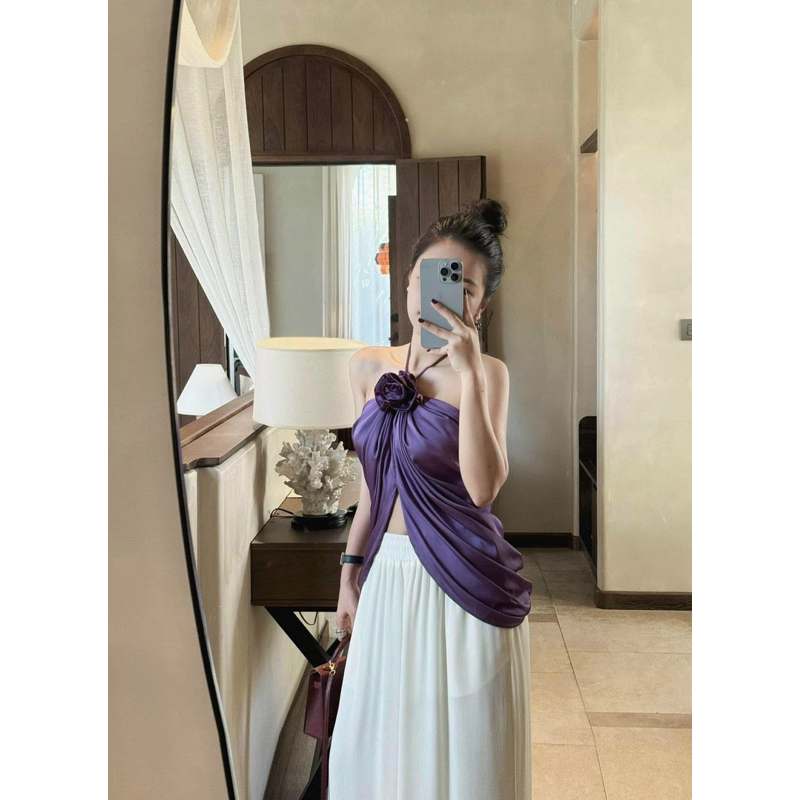 Áo lụa satin đính hoa hở lưng cột dây yếm
