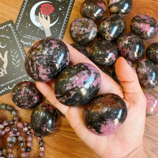 Viên đá cầm tay Rhodonite, Palm đá năng lượng, Thu hút tình yêu, chữa lành vết thương lòng
