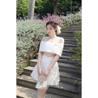Wonderhouse Everlin Dress Đầm thiết kế trễ vai dáng corset vải kim sa lấp lánh phù hợp cho bữa tiệc sang trọng