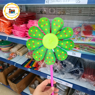 Chong chóng cối xoay gió 6 cánh phát nhiều mẫu ngẫu nhiên cho bé, chong chóng hoa cúc trang trí