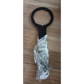 1 Cây mở nắp can nhựa 20 lit Chất liệu sắt