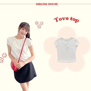  Phong cách hàn  Áo thun nữ tay ngắn cổ tròn form ôm họa tiết hoa nhí điểm nhấn nút Tove Top - Sibling