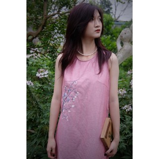 Đầm linen thêu tay thủ công Thiên Di dáng suông hoạ tiết cành hồng chín| Laheris