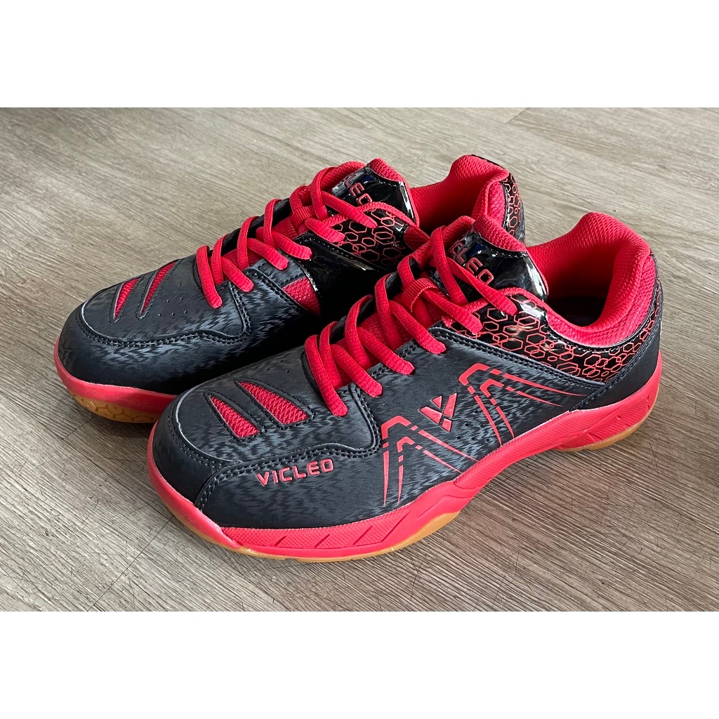 Giày cầu lông, Giày bóng chuyền Vicleo chính hãng màu đỏ đen chơi tốt trên sân bê tông
