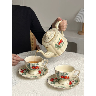 Set tách trà hoạ tiết dâu rừng viền kim loại vàng