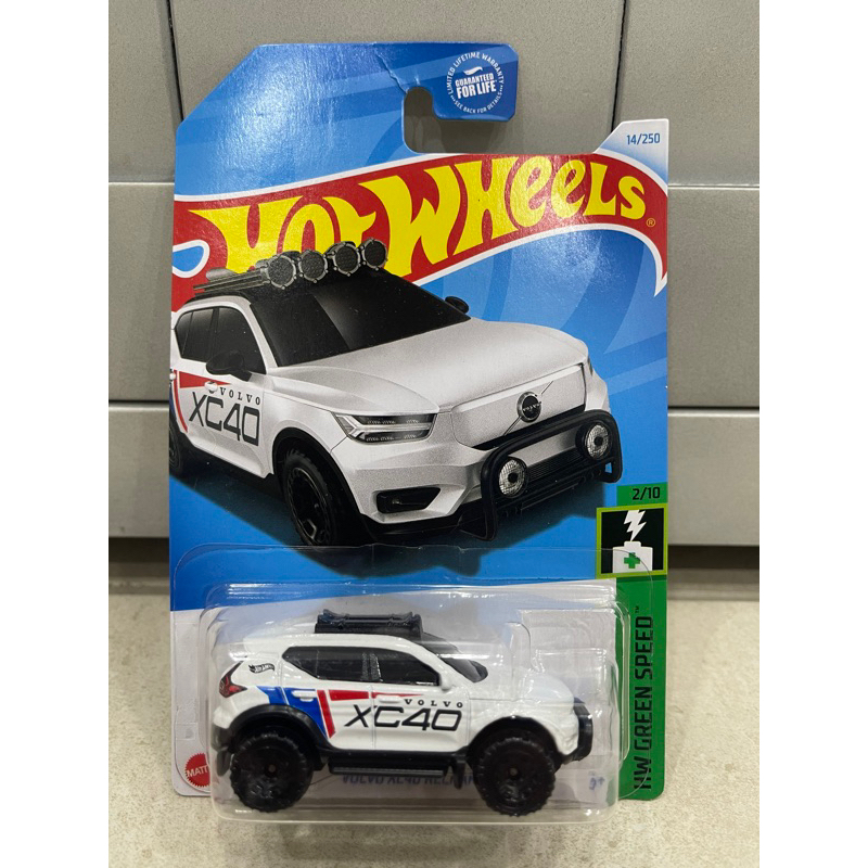 Xe mô hình đồ chơi cơ bản Hotwheels 1:64 - Volvo XC40 Recharge