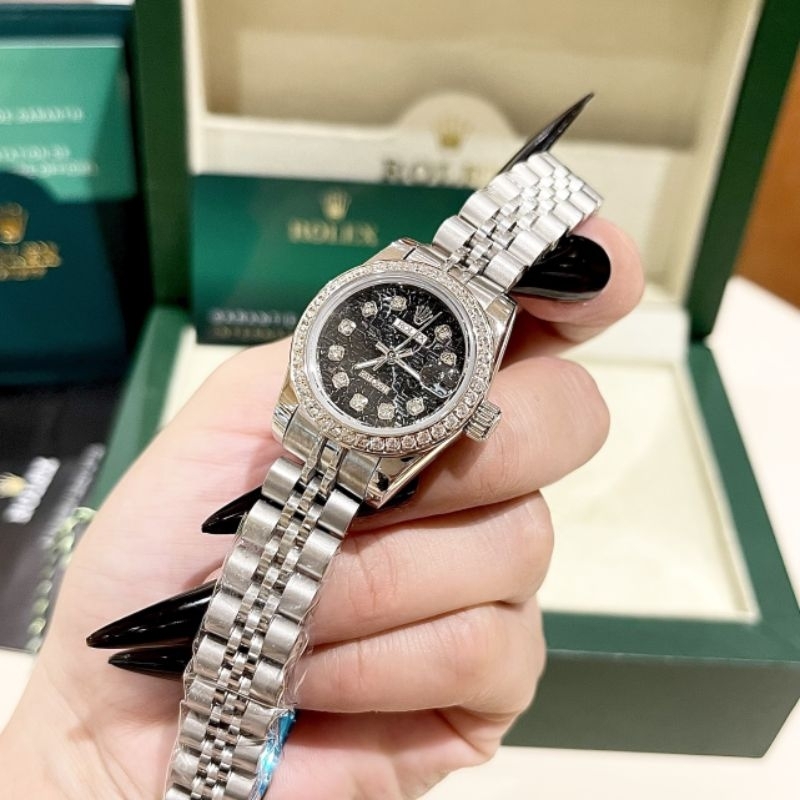 Đồng Hồ Rolexx Nữ Máy Quartz (Pin) Mặt Đen Tròn Siz 28mm Dây Thép Không Gỉ Kính Sapphiare Chống Nước