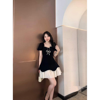 váy đen cổ vuông phối chân xếp ly hàng L1