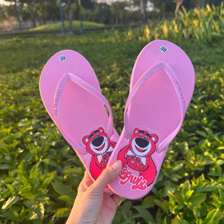  Dép xỏ ngón nữ màu Hồng điểm nhấn Gấu Dâu chất liệu bằng xốp cứng rất chắc chắn chống trơn trượt 