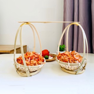 Quang gánh tre dùng để cắm hoa, trang trí, chụp hình sản phẩm.