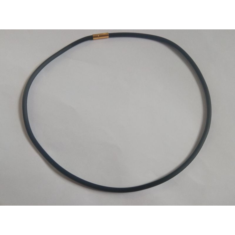 vòng cổ cao su đen 3mm dài 45cm. khóa vàng.
