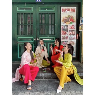 gấm suông đỏ cổ tròn dáng cách tân