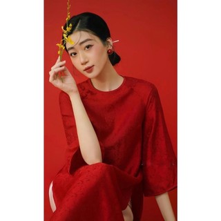 gấm suông đỏ cổ tròn dáng cách tân