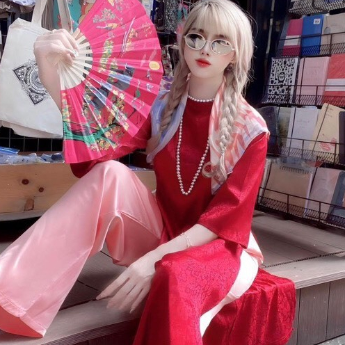 gấm suông đỏ cổ tròn dáng cách tân