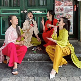 Áo dài cổ tròn chất liệu lụa gấm dáng suông màu xanh cốm