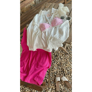 Set sơ mi trắng oversize + crop bra 2 dây kẻ hồng + chân váy dài hồng