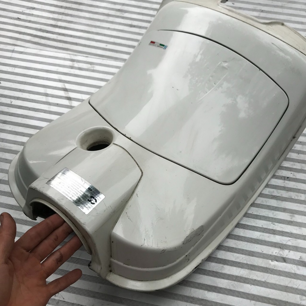 Cụm nhựa dựng cốp trước, hàng zin tháo xe piaggio vespa LX 125