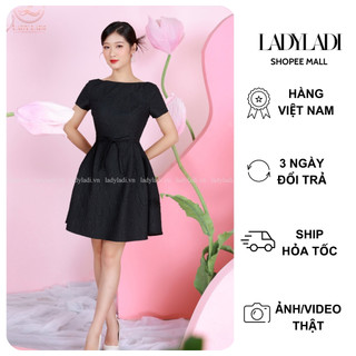 Đầm xòe cổ thuyền dự tiệc Ladi Fashion khoét lưng họa tiết hoa rập nổi DA118D