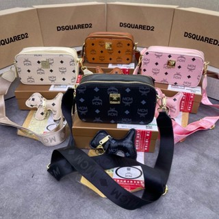 Túi đeo chéo nam nữ M.C.M 2 ngăn da Pu in logo huy hiệu monogram tag mác vàng khoá kèm móc gấu TC63P