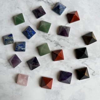 Kim tự tháp orgonite, đá phong thủy, kim tự tháp năng lượng, đá thạch anh kim tự tháp size 2cm