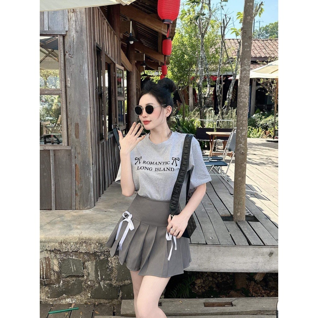 Set Bộ Đồ Nữ Áo Phông Xám Thêu ROMANTIC Ngắn Tay Mix Chân Váy Xếp Ly 2 Nơ Trắng Freesize S388