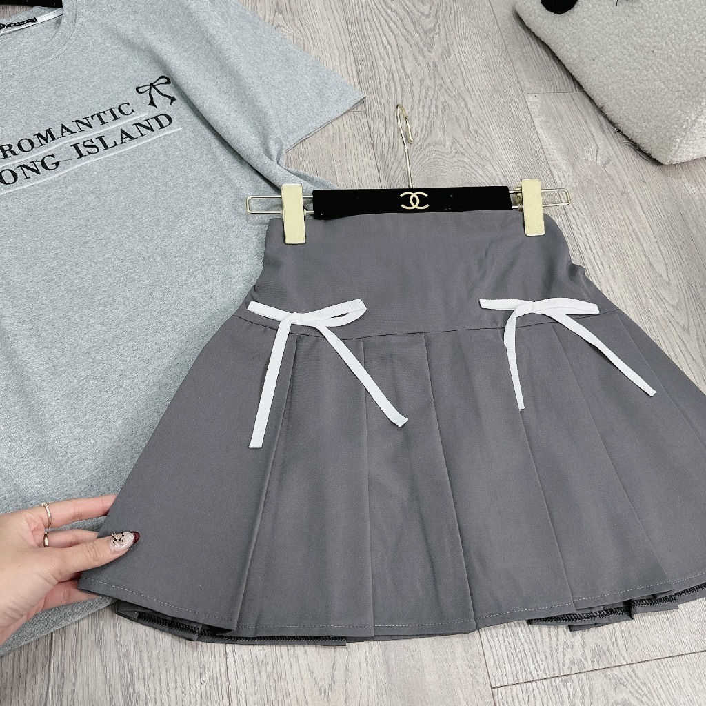 Set Bộ Đồ Nữ Áo Phông Xám Thêu ROMANTIC Ngắn Tay Mix Chân Váy Xếp Ly 2 Nơ Trắng Freesize S388