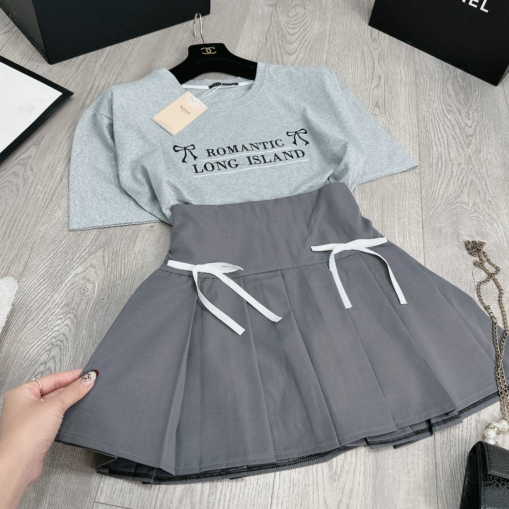 Set Bộ Đồ Nữ Áo Phông Xám Thêu ROMANTIC Ngắn Tay Mix Chân Váy Xếp Ly 2 Nơ Trắng Freesize S388