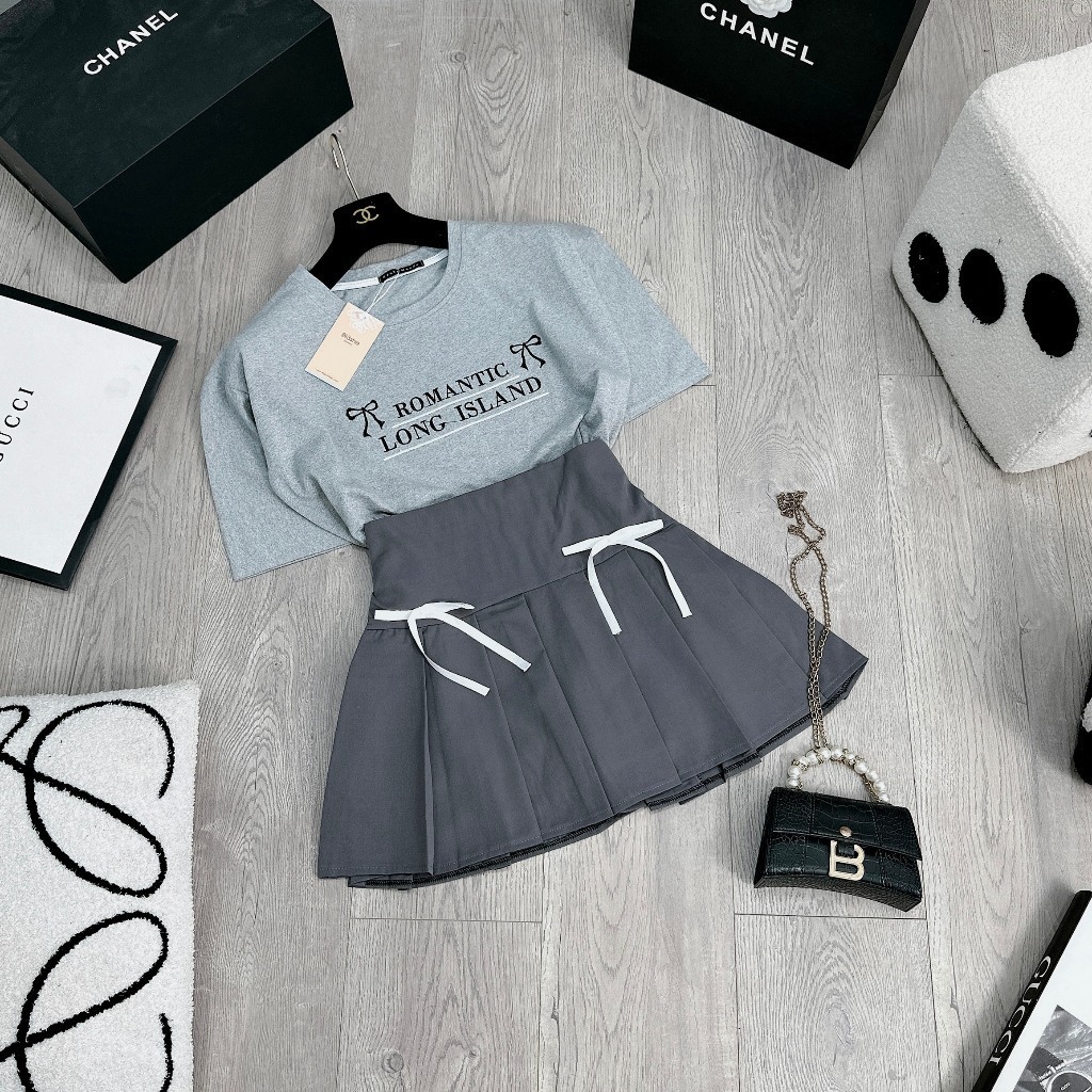 Set Bộ Đồ Nữ Áo Phông Xám Thêu ROMANTIC Ngắn Tay Mix Chân Váy Xếp Ly 2 Nơ Trắng Freesize S388