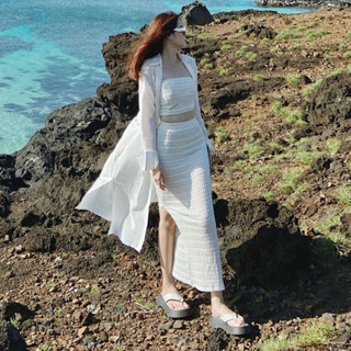 Set thun ôm body trắng kem INTO.EIGHT thiết kế Áo ống và chân váy xẻ tà ( SAND SET )