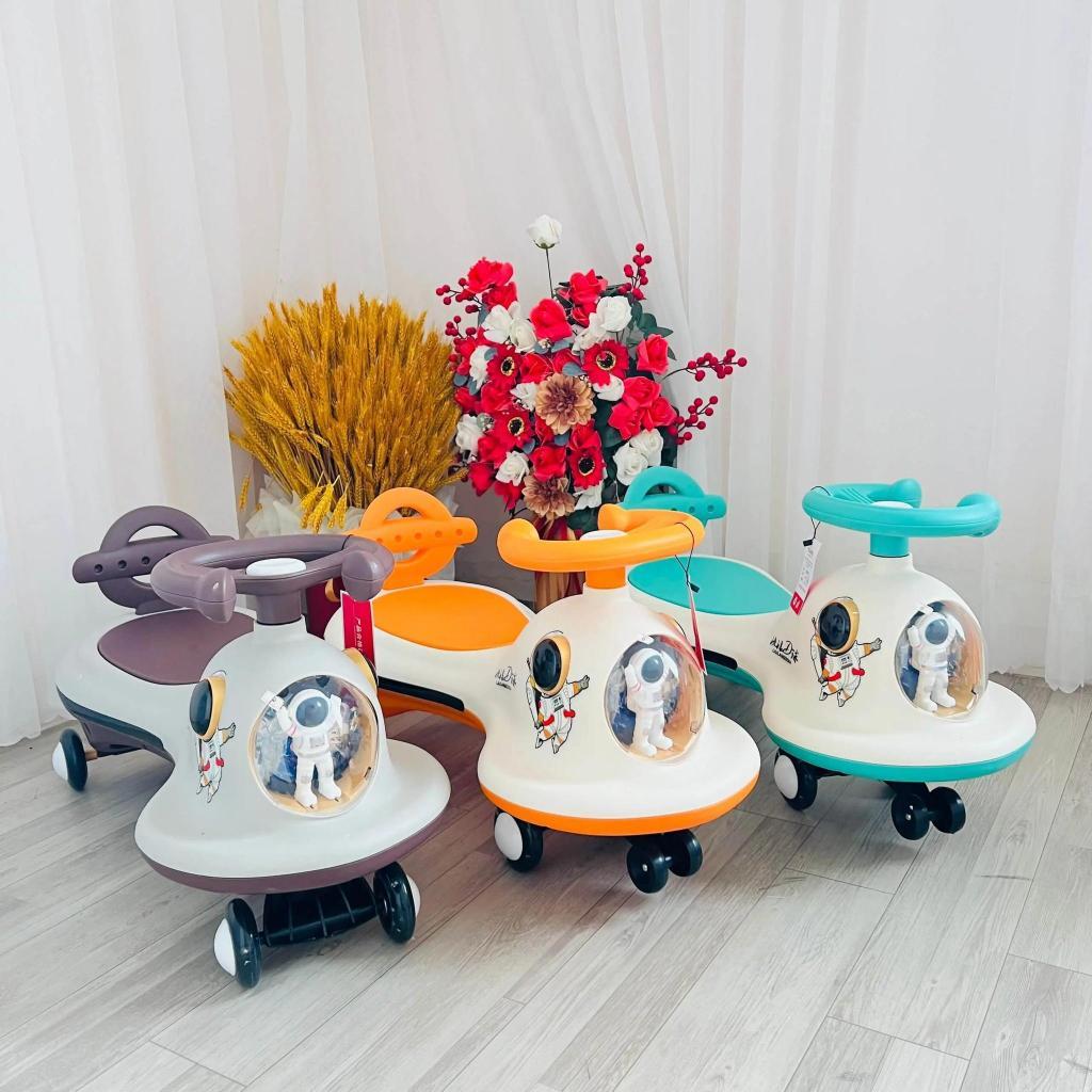 Xe lắc Phi Hành Gia 616 cao cấp, mẫu mới nhất 2024 cho bé. Xe có nhạc, có đèn led siêu đẹp và chắc chắn