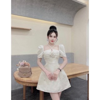 Đầm thời trang nữ dự tiệc sang trọng chất tapta cổ vuông phối hoa ngực tay ngắn phồng dáng váy mini kèm tăng nơ