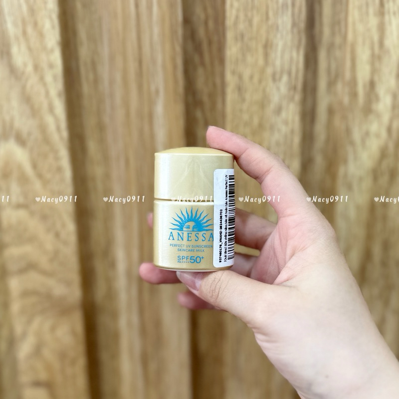 Sữa chống nắng Anessa