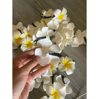 Hoa sứ cài tóc