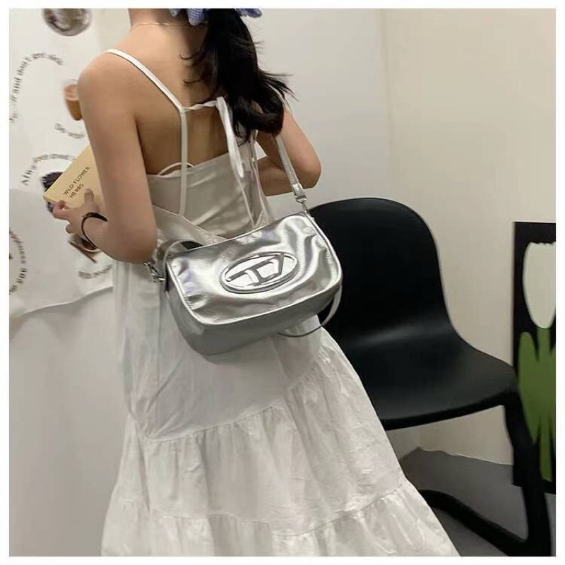 Túi Diesel dáng chữ nhật 2 màu đen và bạc kèm 2 dây