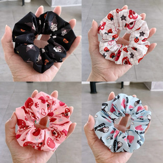 Cột tóc vải scrunchies họa tiết dâu hot trend