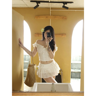 ( ẢNH ĐỘC QUYỀN )- WhiteRabbit Set - Set áo trễ vai và chân váy ngắn cạp trễ hoa trắng gắn nơ - Catsy.st