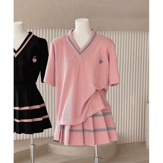 Set áo thun gân cổ tim + chân váy xếp li ❤️
