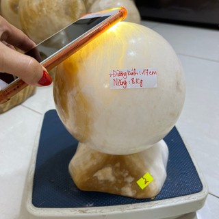 Cầu bi đá trắng tự nhiên đường kính 17cm nặng 8 kg, xuyên ánh sáng cho mệnh Thủy và kim