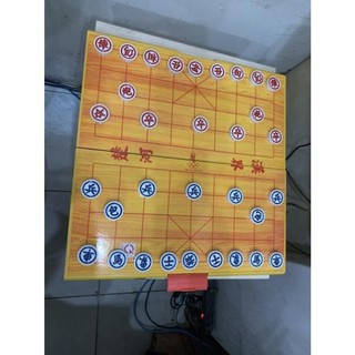 Một bàn cờ tướng bằng nhựa kích thước 42cm x 42cm