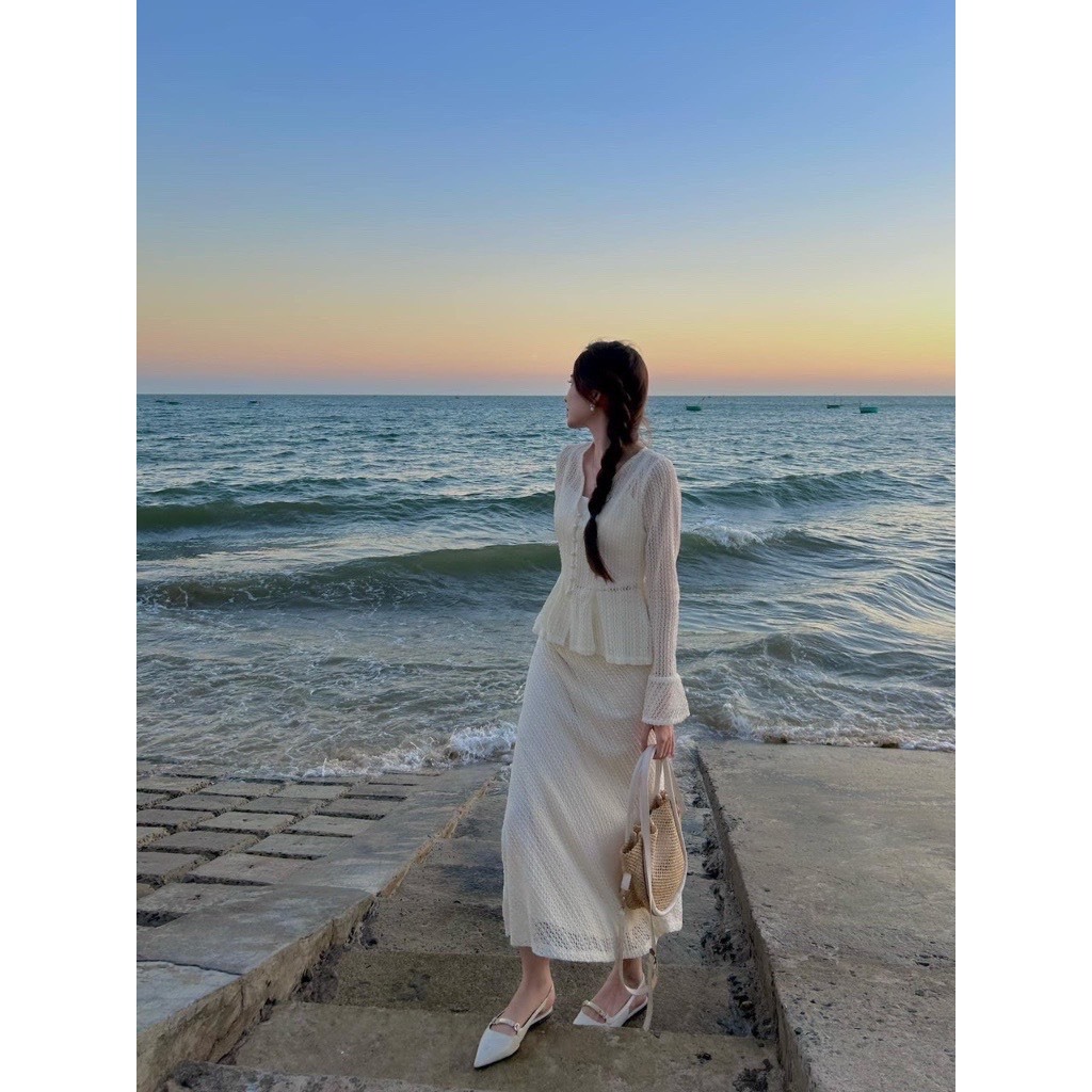 Set thời trang nữ áo ren trắng croptop tay dài đóng nút mix chân váy đuôi cá xòe nhẹ cực xinh cho các nàng đi dạo biển | BigBuy360 - bigbuy360.vn