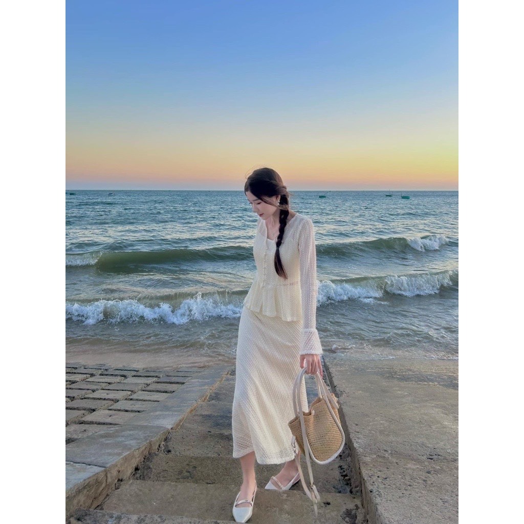 Set thời trang nữ áo ren trắng croptop tay dài đóng nút mix chân váy đuôi cá xòe nhẹ cực xinh cho các nàng đi dạo biển | BigBuy360 - bigbuy360.vn