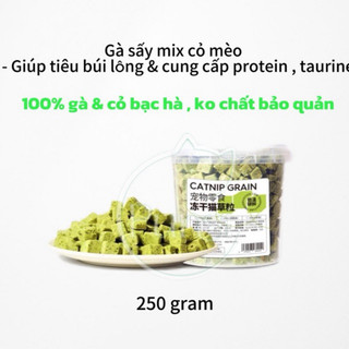Thịt gà sấy mix cỏ mèo giúp tiêu búi lông & cung cấp protein cho mèo.