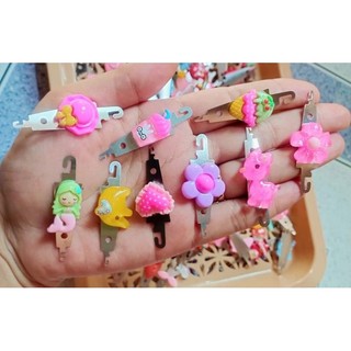 Xỏ chỉ đủ mẫu