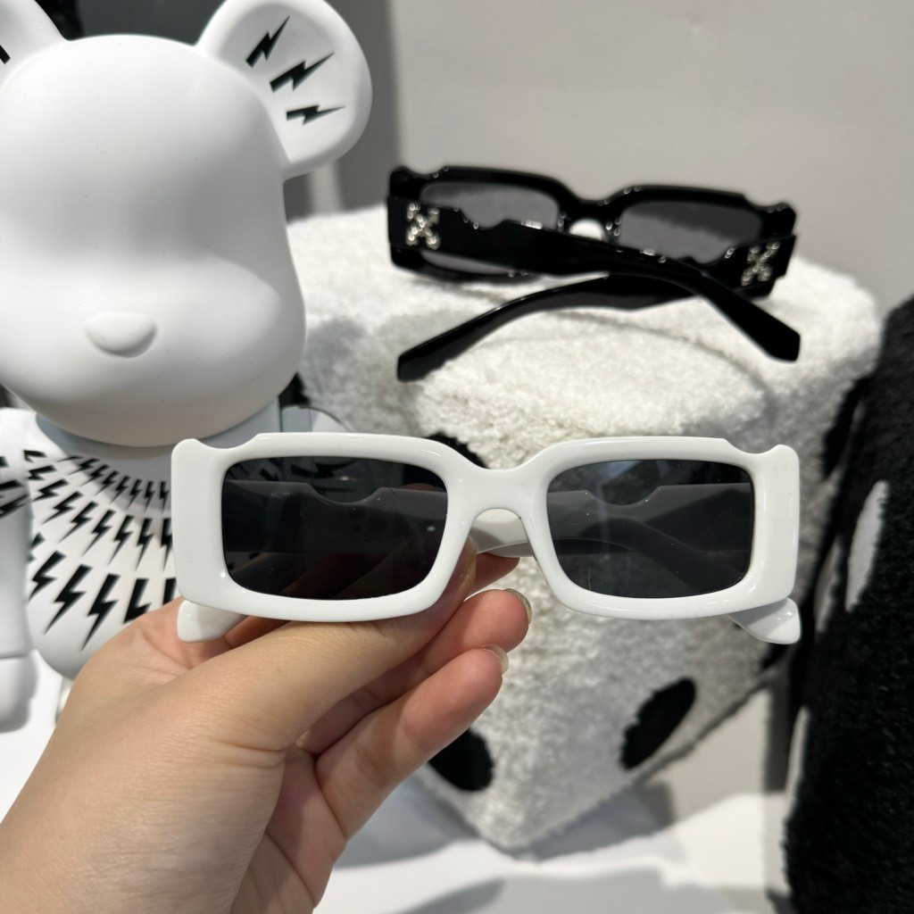 Kính off white