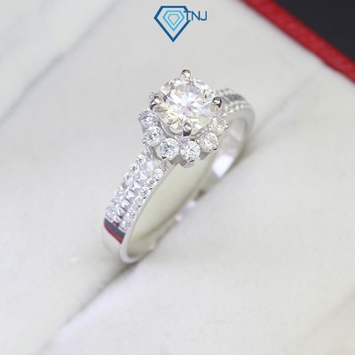 Nhẫn nữ bạc Moissanite, nhẫn cầu hôn 6 ly xi bạch kim kèm thẻ tra cứu mặt hoa kiêu hãnh, sang trọng NNM0044