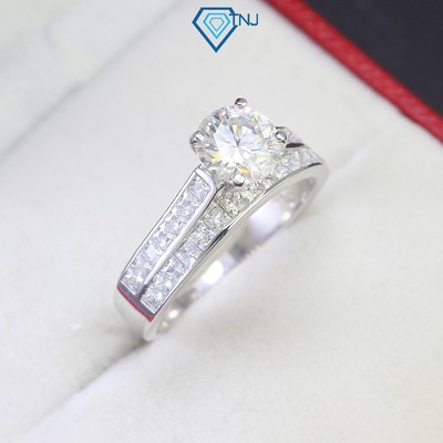 Nhẫn bạc nữ Moissanite 7ly xi bạch kim kèm thẻ tra cứu trụ đá lệch hàng kiểu cách hiện đại NNM0045 - Trang Sức TNJ