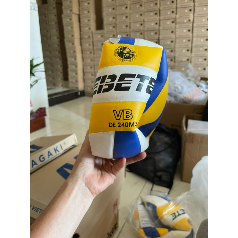 Sale lỗ - Giày đá banh, cầu lông và bóng chuyền,bộ quần áo