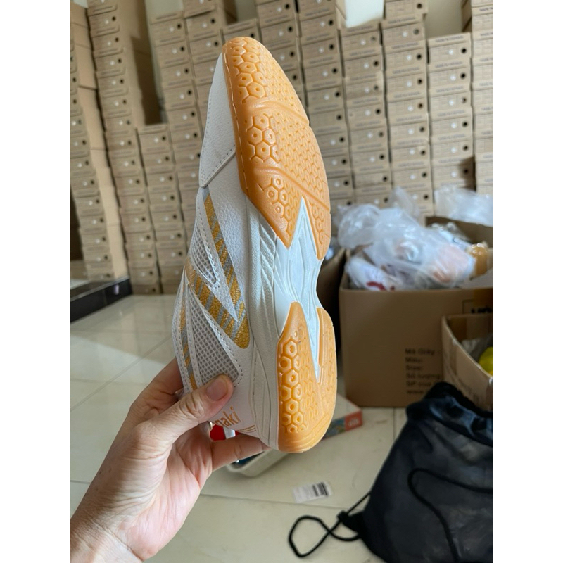 Sale lỗ - Giày đá banh, cầu lông và bóng chuyền,bộ quần áo