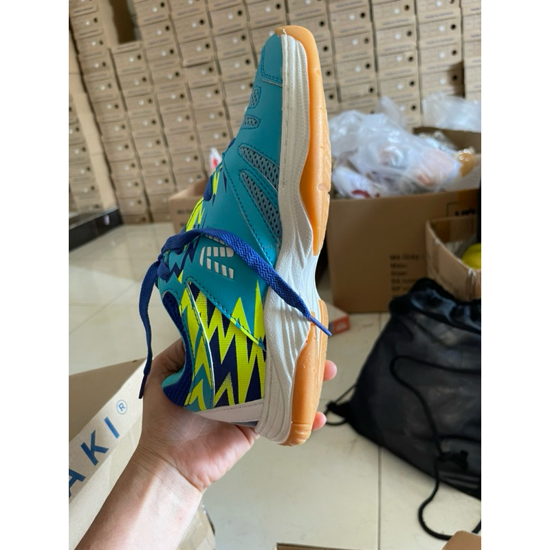 Sale lỗ - Giày đá banh, cầu lông và bóng chuyền,bộ quần áo